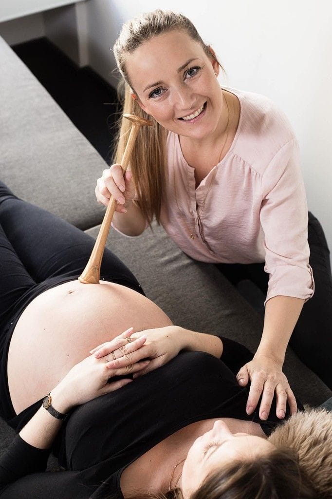Heidi Meyer lytter til fosterlyd med Pinard horn under en konsultation