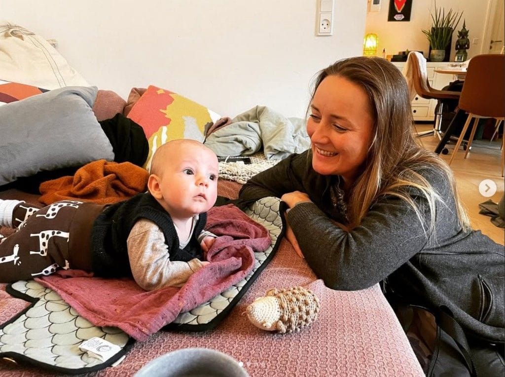 Mor og baby i en rolig stund derhjemme