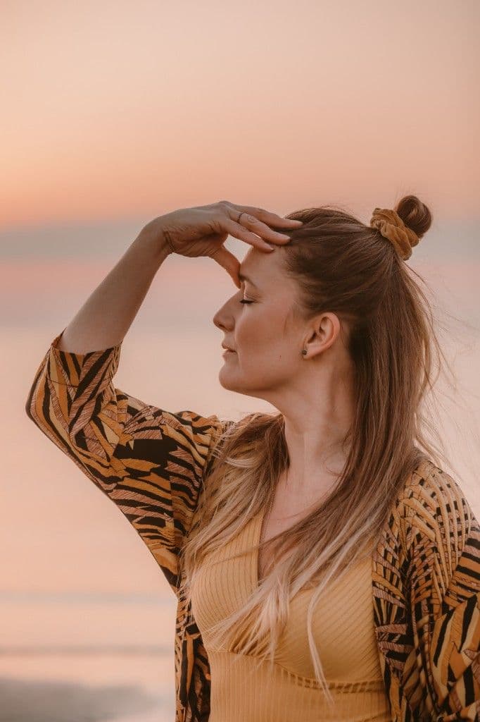 Heidi Meyer i solnedgang med hånden mod panden